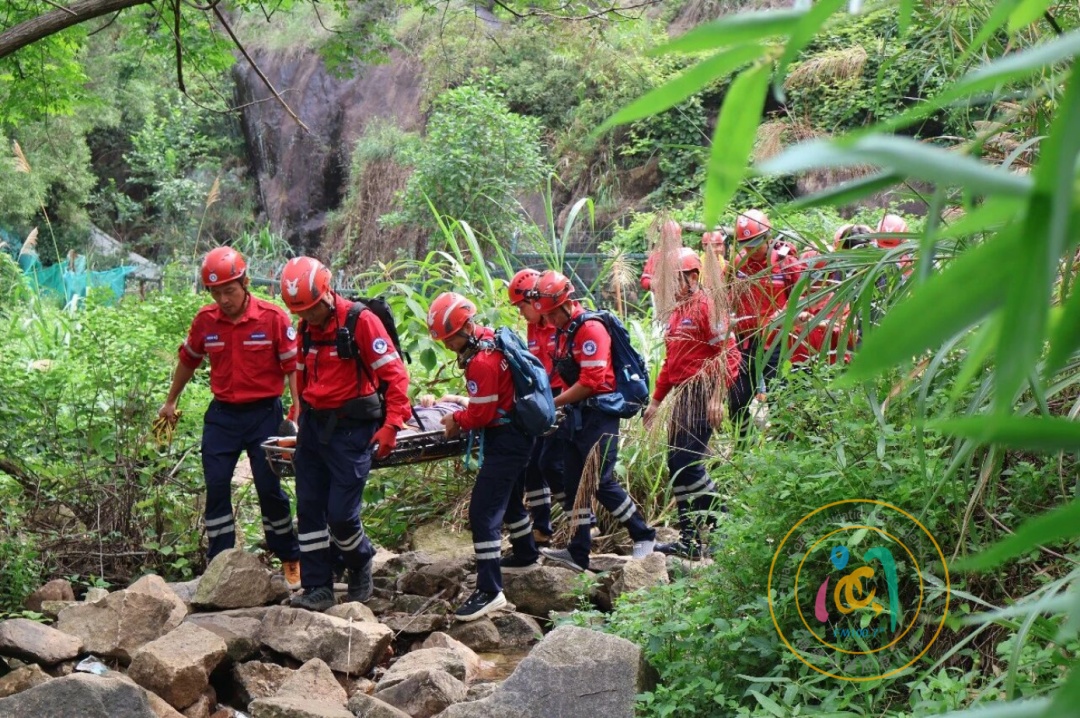 女游客在水库坝堤不慎坠落,福州山地救援队紧急施救助伤者脱险 女游客在水库坝堤不慎坠落,福州山地救援队紧急施救助伤者脱险