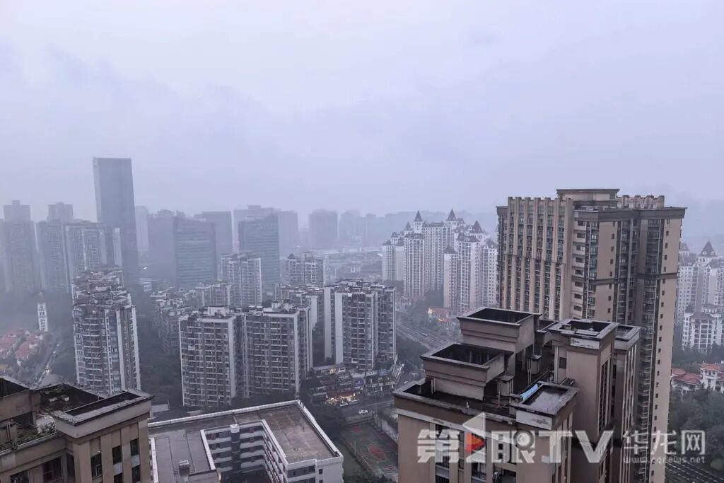 最高气温33℃，今日白天重庆大部地区有阵雨