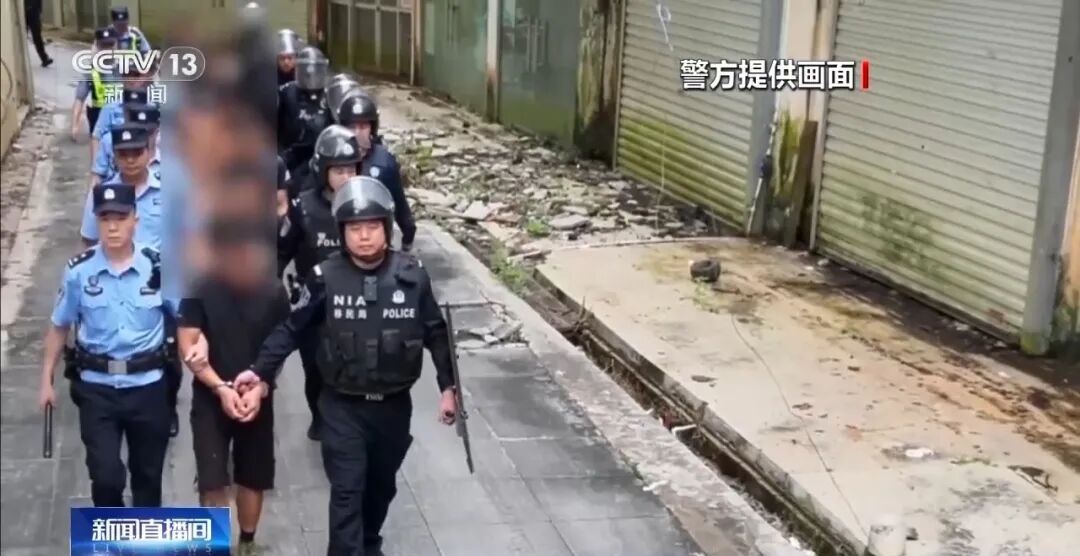 偷渡团伙破坏边境拦阻设施,深夜闯关广西,民警伏击一网打尽,抓获11人 偷渡团伙破坏边境拦阻设施,深夜闯关广西,民警伏击一网打尽,抓获11人