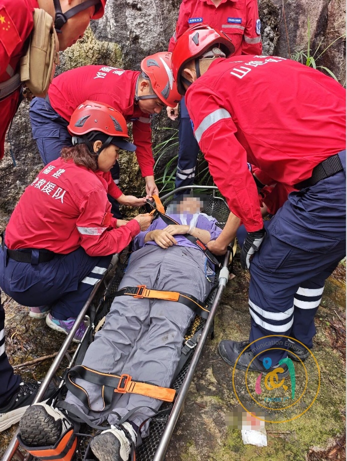 女游客在水库坝堤不慎坠落,福州山地救援队紧急施救助伤者脱险 女游客在水库坝堤不慎坠落,福州山地救援队紧急施救助伤者脱险