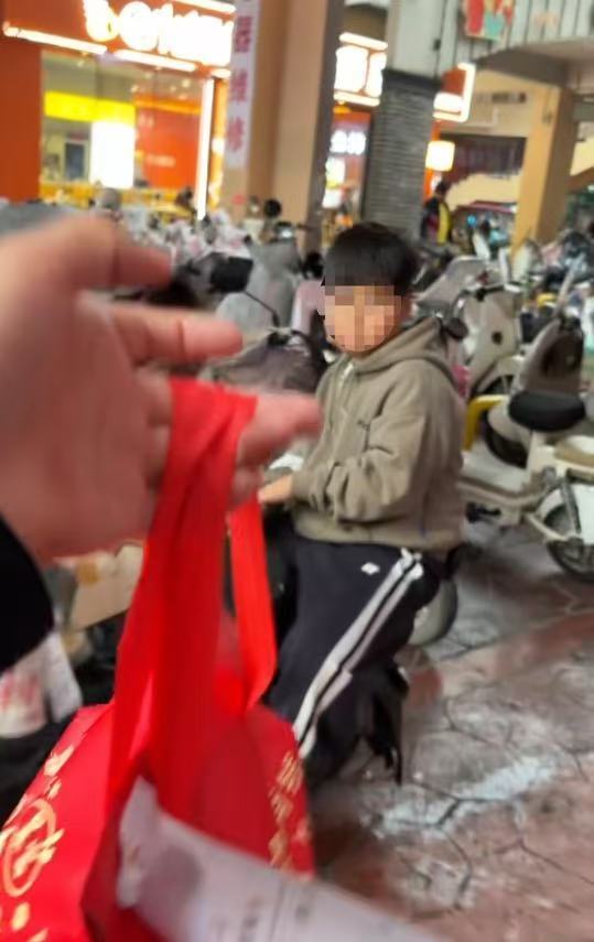 单亲妈妈患乳腺癌，带9岁自闭症儿子送外卖，最大的心愿是儿子能无限接近正常人