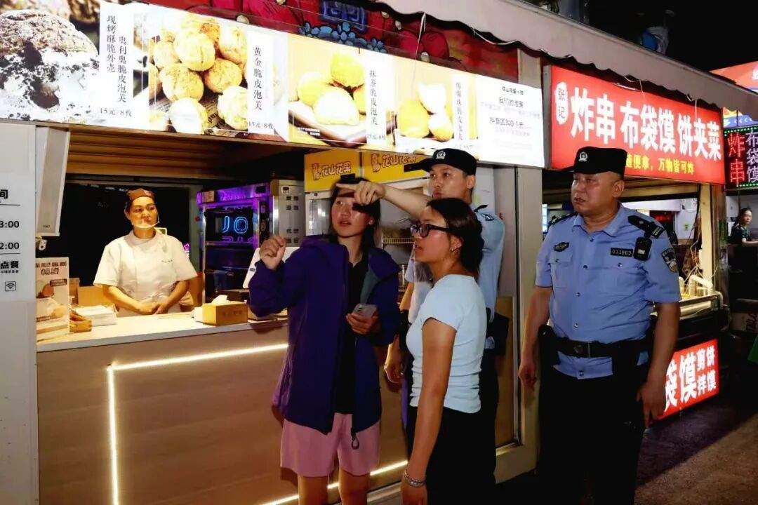 “监烤老师”坐镇烧烤摊，瞬间刷屏！