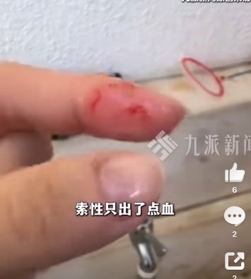 海南琼海一女老师上课时被加州王蛇一口咬住，淡定冲水消毒