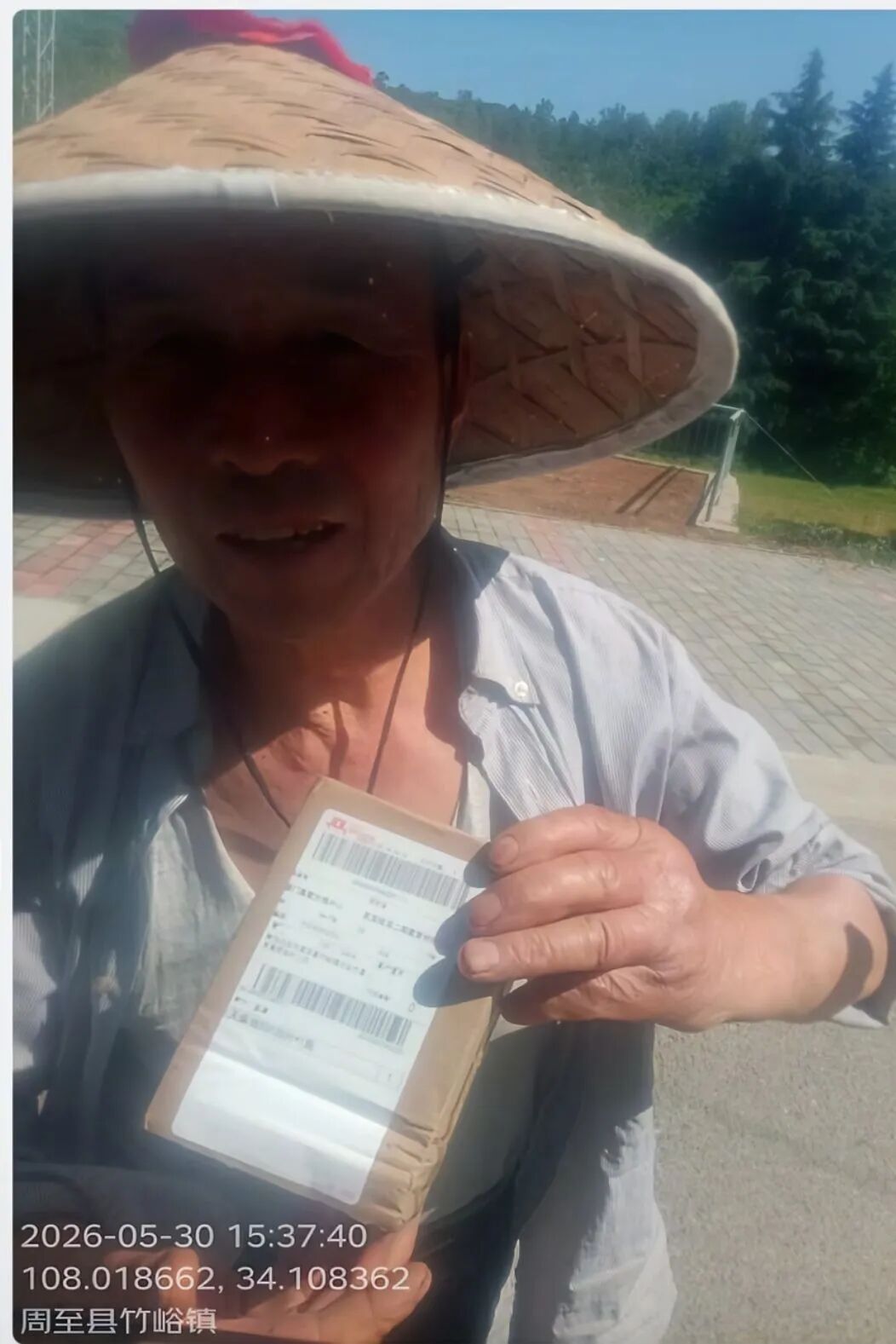 快递送达照片拍到爸爸，千里外女儿失控落泪......网友纷纷共鸣晒图