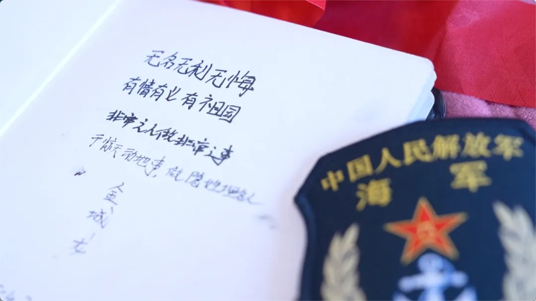 登上军舰，“我和他爸替他‘回家’了……”