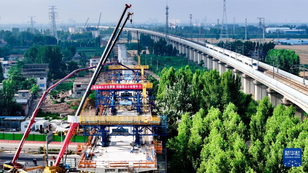 济枣高铁跨G327国道连续梁顺利合龙
