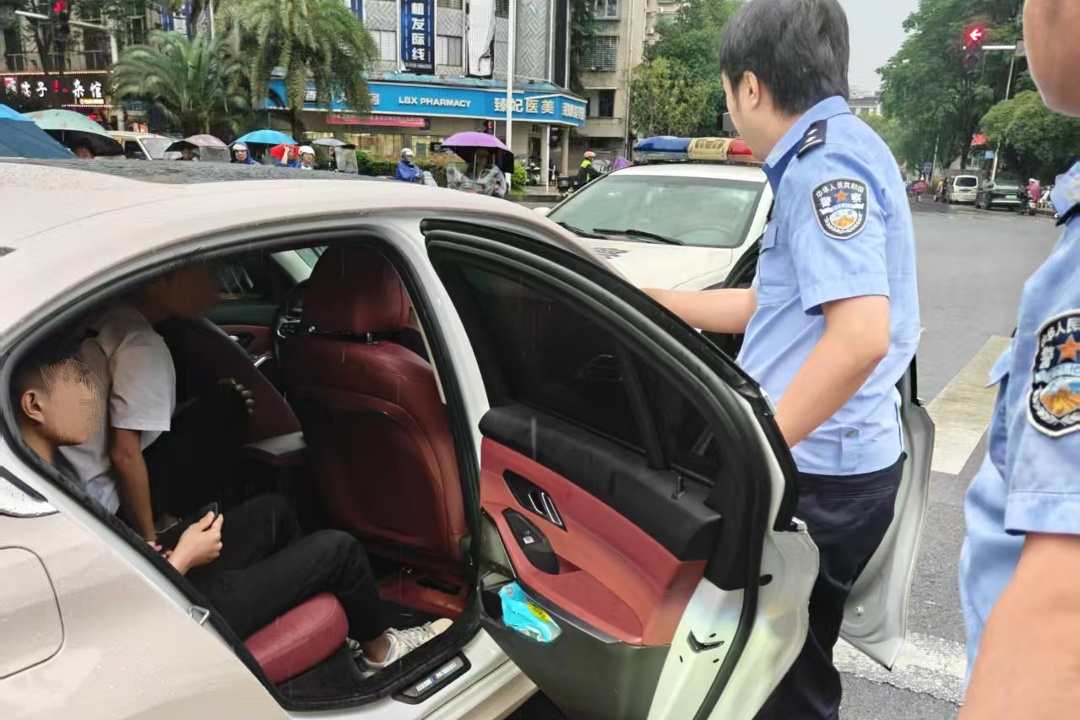 两孩子靠观察父母驾车“自学”，偷偷开车上路，郴州交警火速拦截