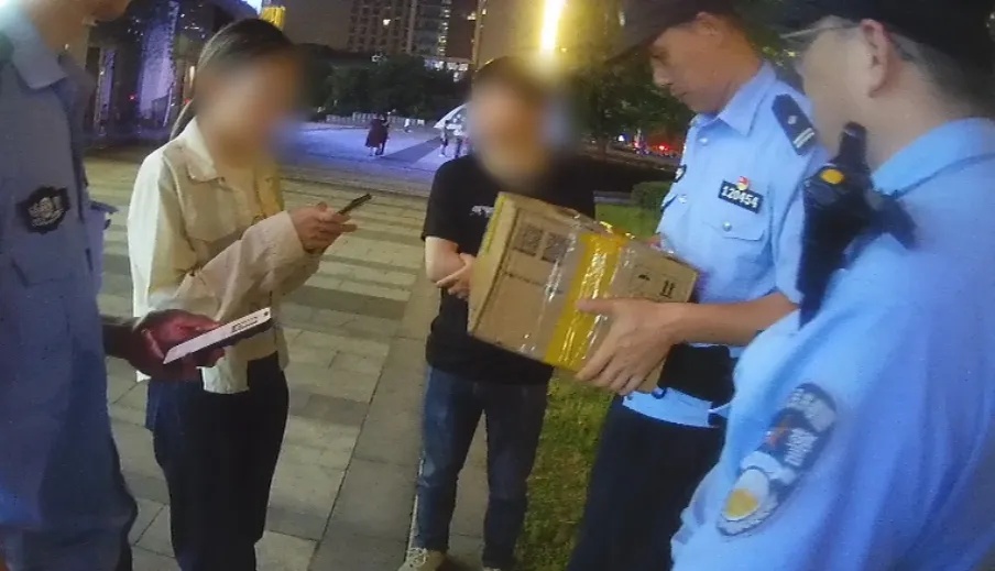姑娘一口气买5部新手机在路边等货拉拉？店员报警！民警：这是“升级版”刷单诈骗