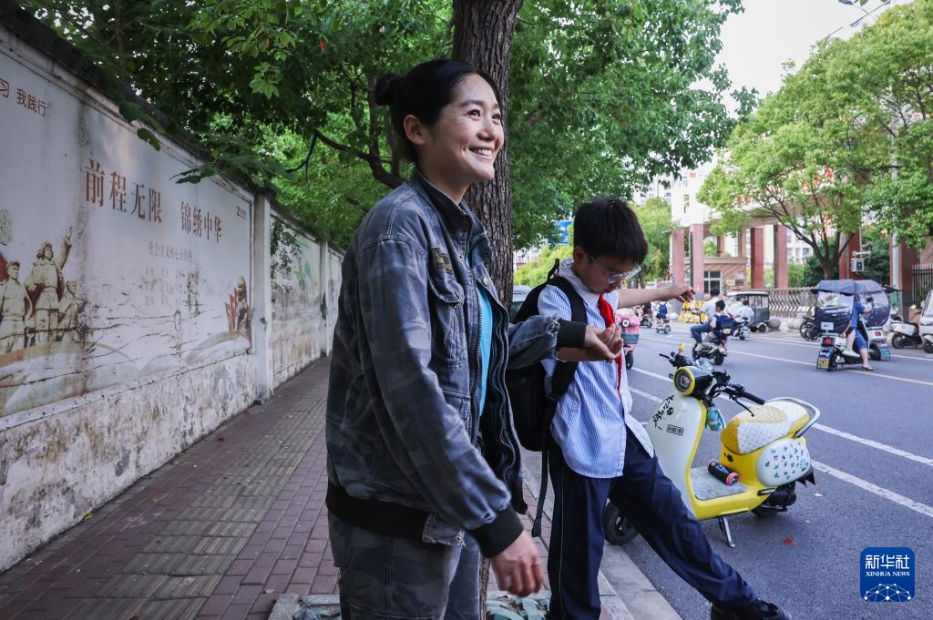 “90后”女农机手的“三夏”抢收生活