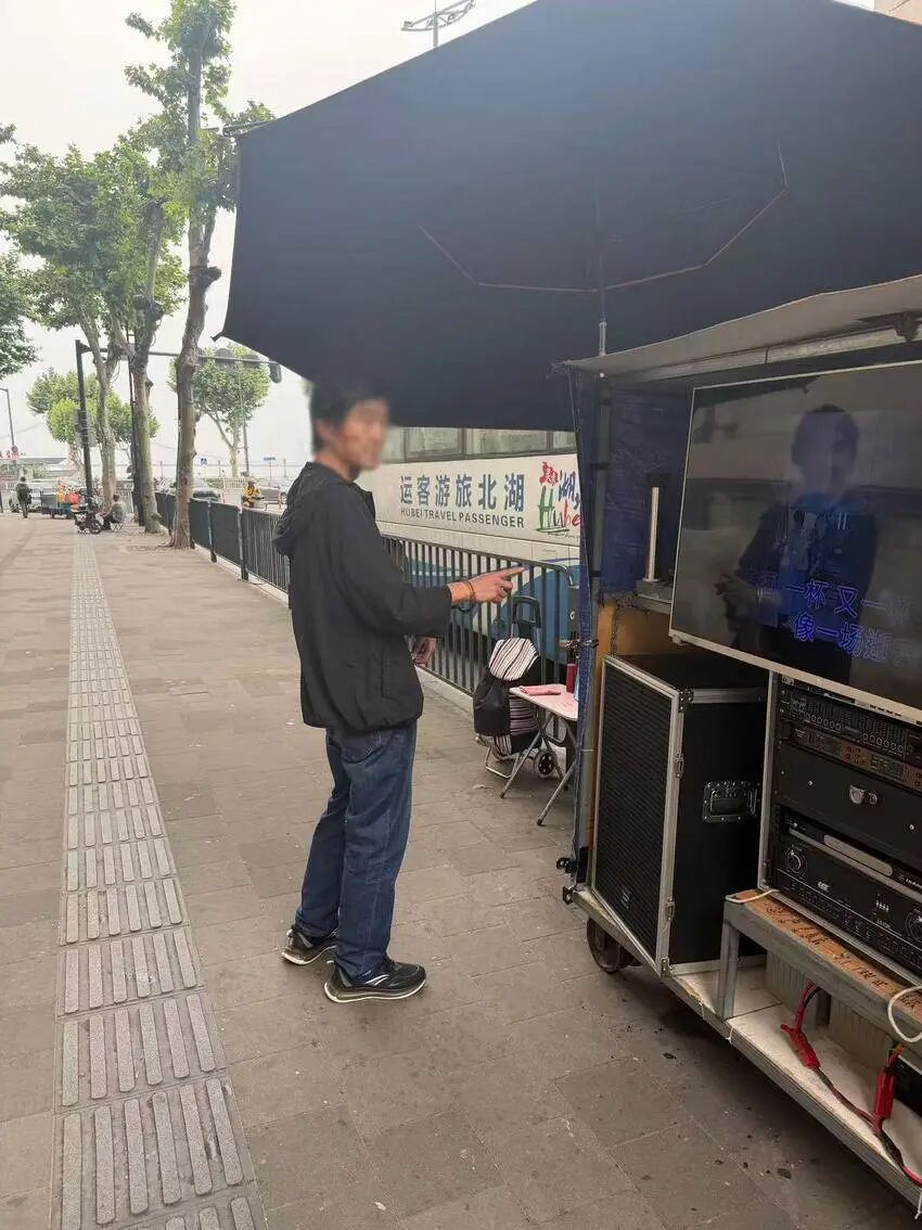 民警寻回手机，失主开心道：“今晚准时开唱”