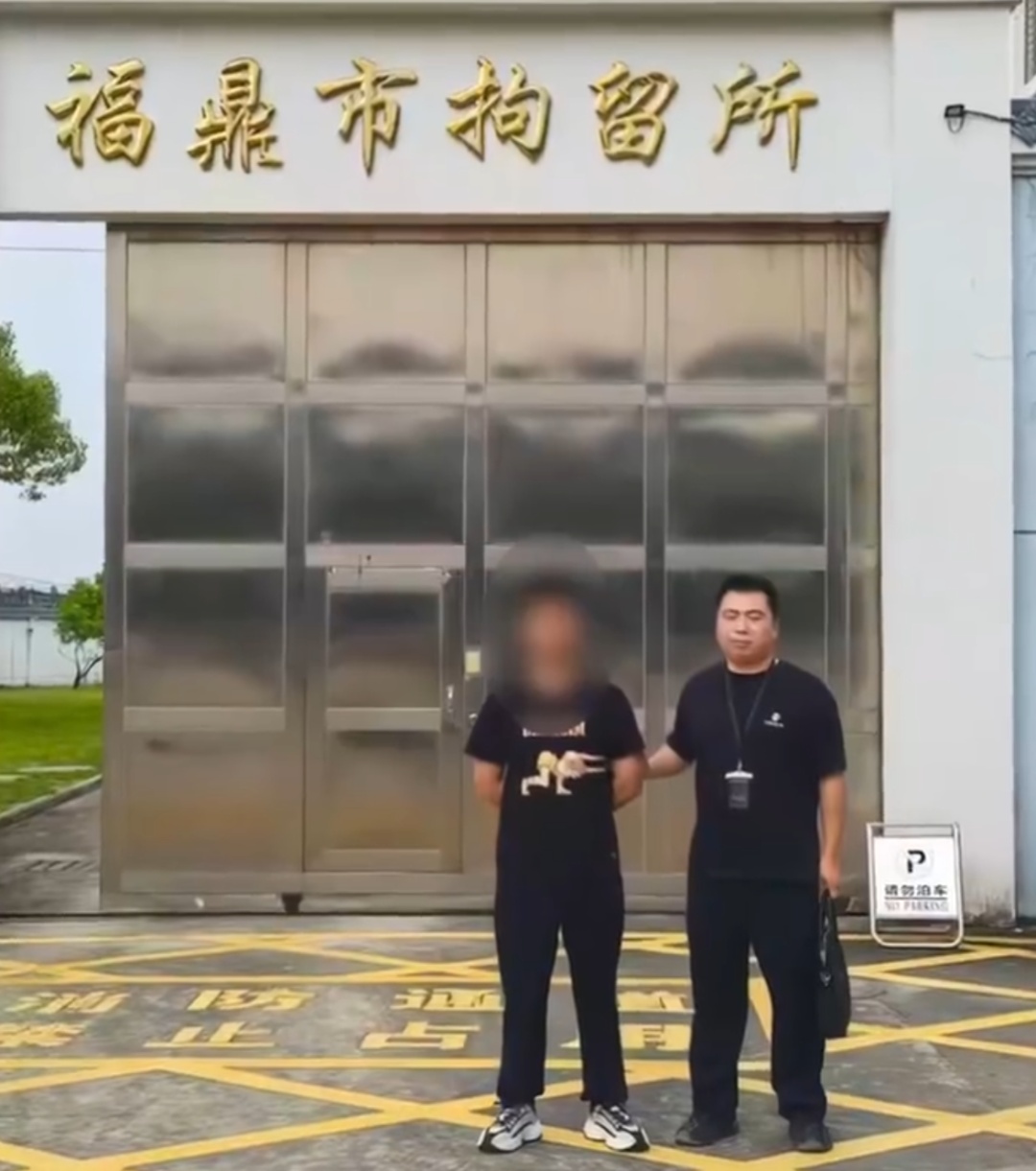 太嚣张！男子骑电动车“蛇形走位”多次恶意别车、横停挡路，结果大快人心...