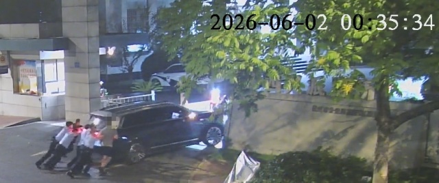 凌晨杭州小夫妻手推SUV进派出所！近750万网友围观