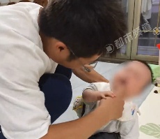 天塌了！孩子抓蟑螂放嘴里嚼烂，妈妈只强行抠出一条虫腿！隔天狂拉狂吐还发现了残体…
