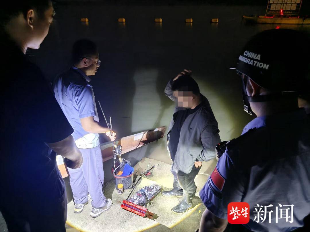 一人两根钓杆，活体泥鳅打窝，江边非法垂钓者被逮个正着