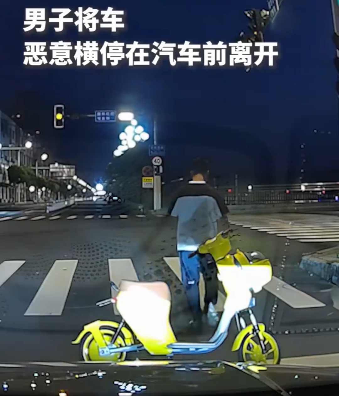 太嚣张！男子骑电动车“蛇形走位”多次恶意别车、横停挡路，结果大快人心...