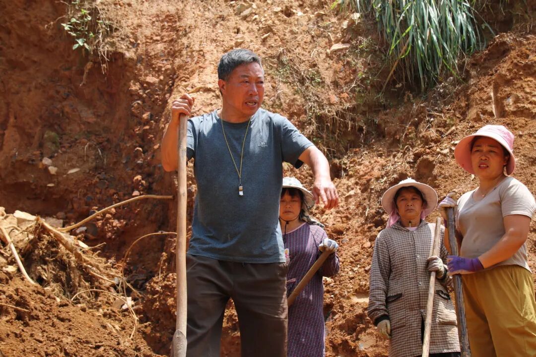 “大伙儿一起干，天就晴了”——“泥人”干部田如良带着大家一起动手、重建家园