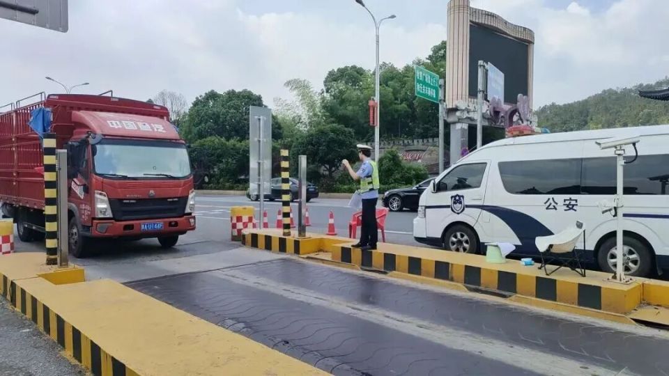 非法运输烟花半成品，两人被行政拘留