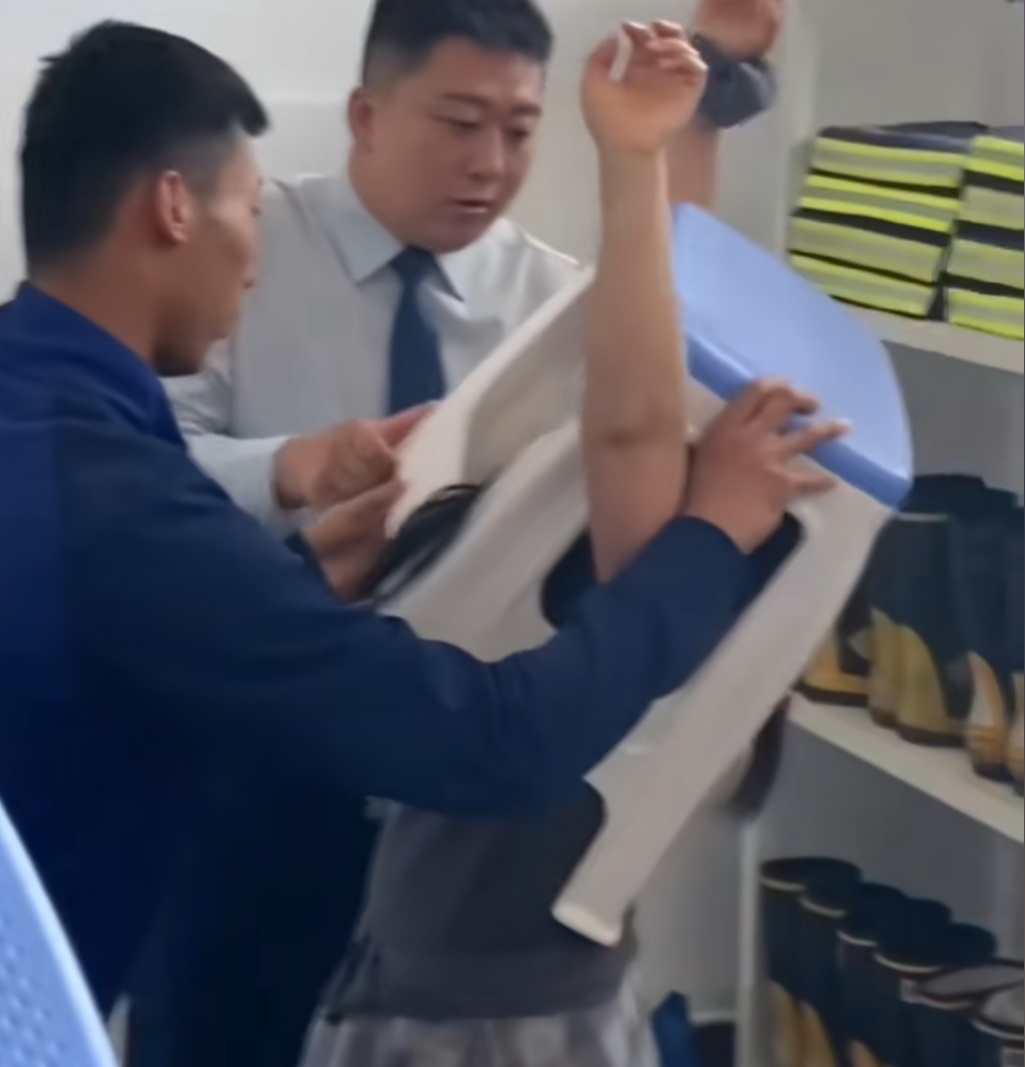 “社死”造型！俩女子头套塑料凳一路乘公交至消防站求救，看懵消防员