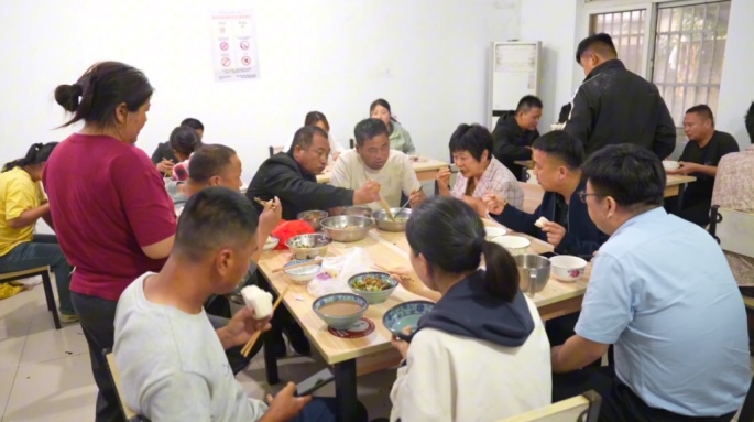 食堂24小时开放、会议室成宿舍……这家政府大院为啥这么做？