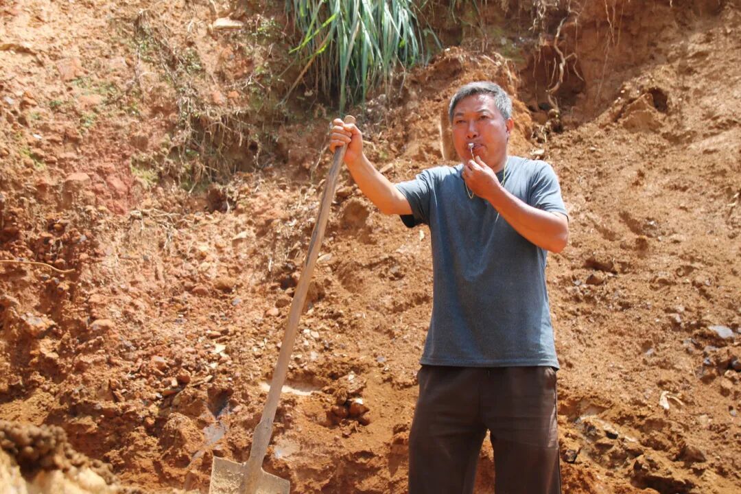 “大伙儿一起干，天就晴了”——“泥人”干部田如良带着大家一起动手、重建家园