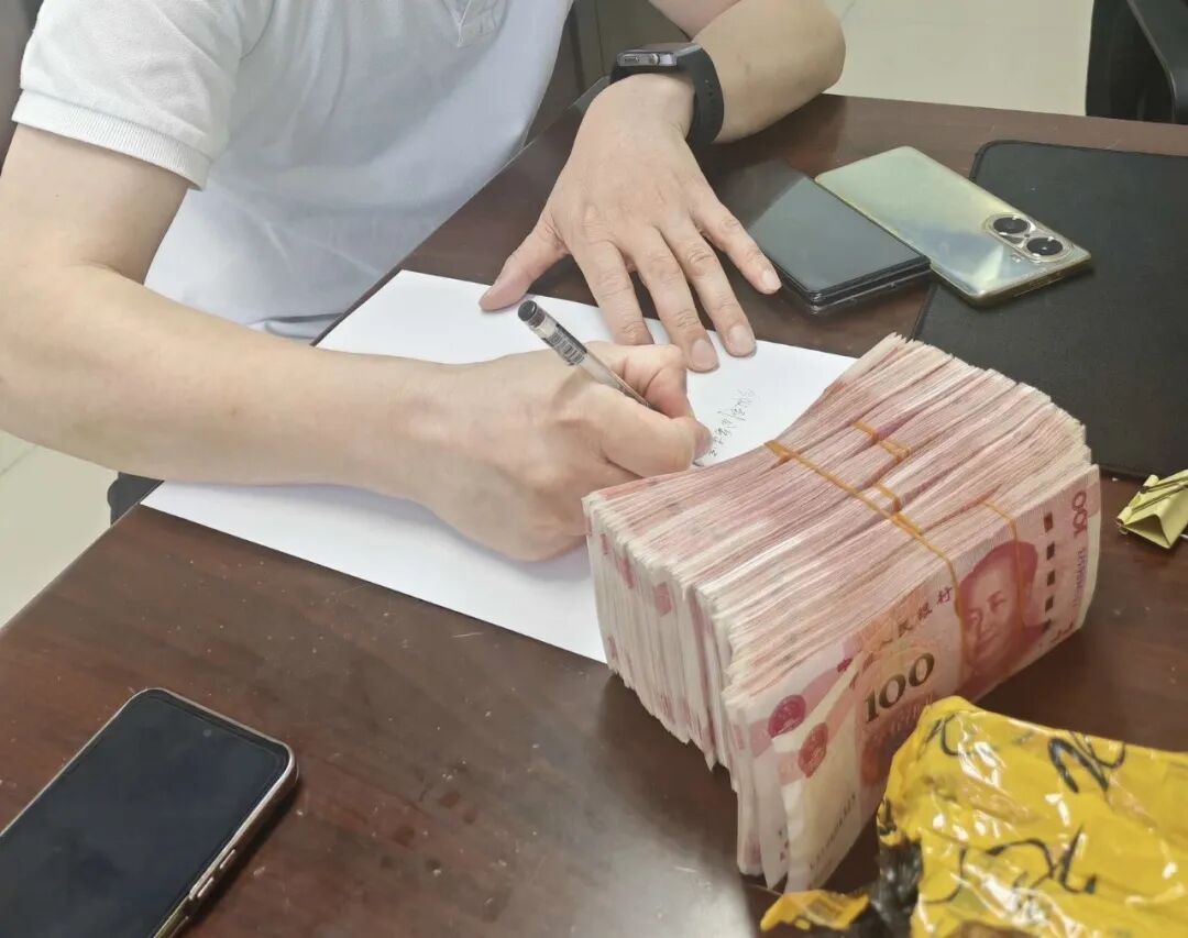 做任务就能有“艳遇”？民警街头紧急拦截！