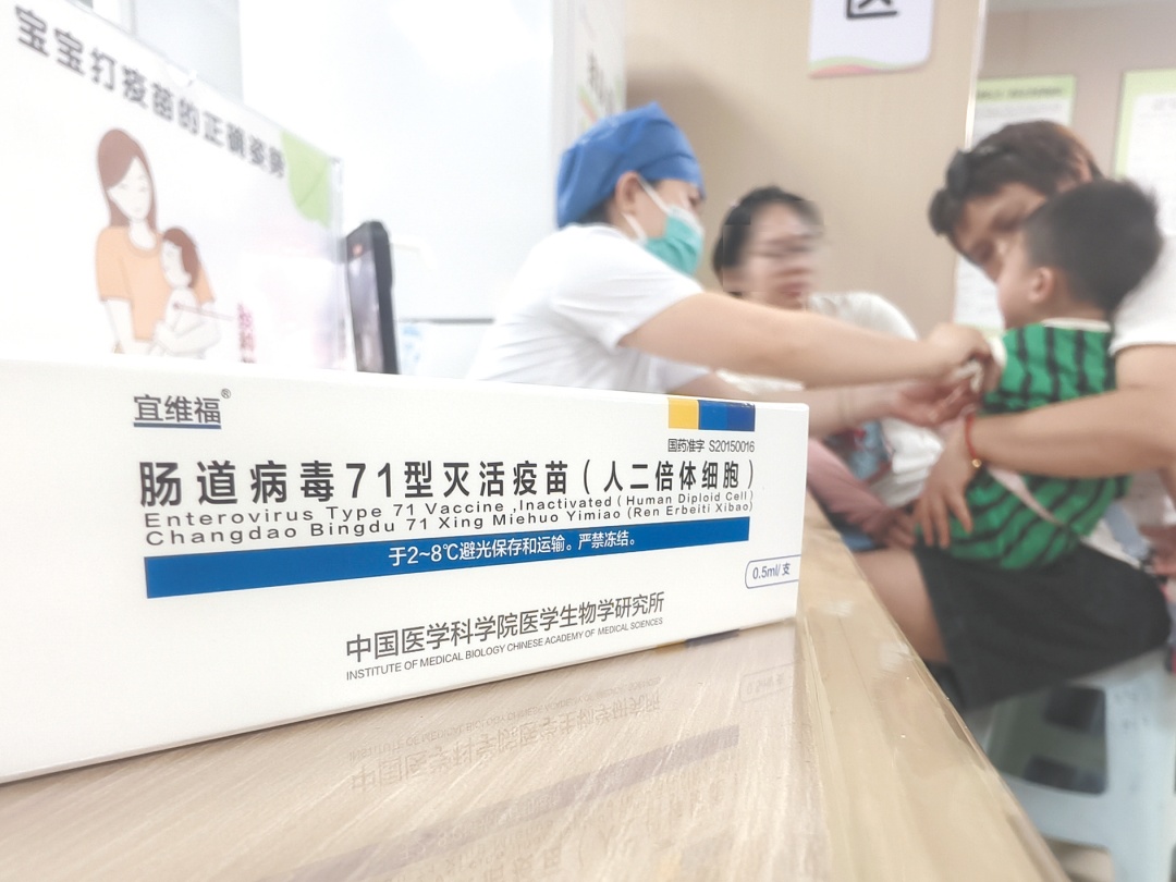 白天好好的，夜里突发高烧、喉咙长疱！最近这种病盯上1至7岁娃