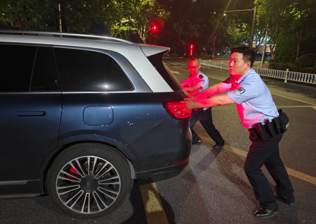凌晨杭州小夫妻手推SUV进派出所！近750万网友围观