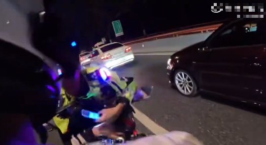 拒不配合检查、驾车冲撞交警，黎某某（男，19岁）被刑拘