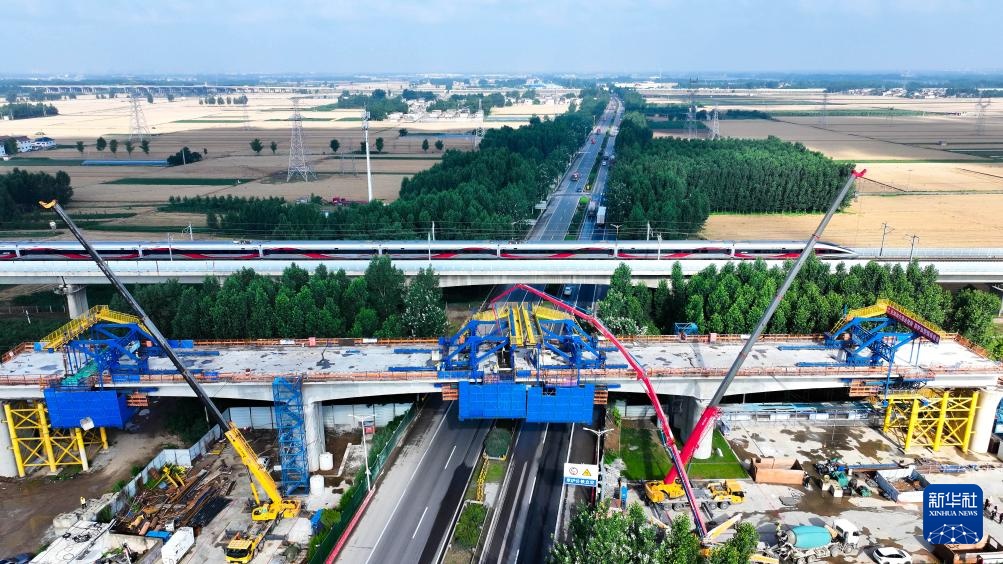 济枣高铁跨G327国道连续梁顺利合龙