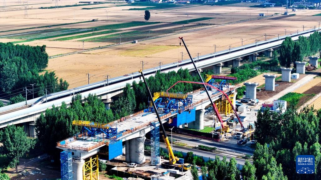 济枣高铁跨G327国道连续梁顺利合龙