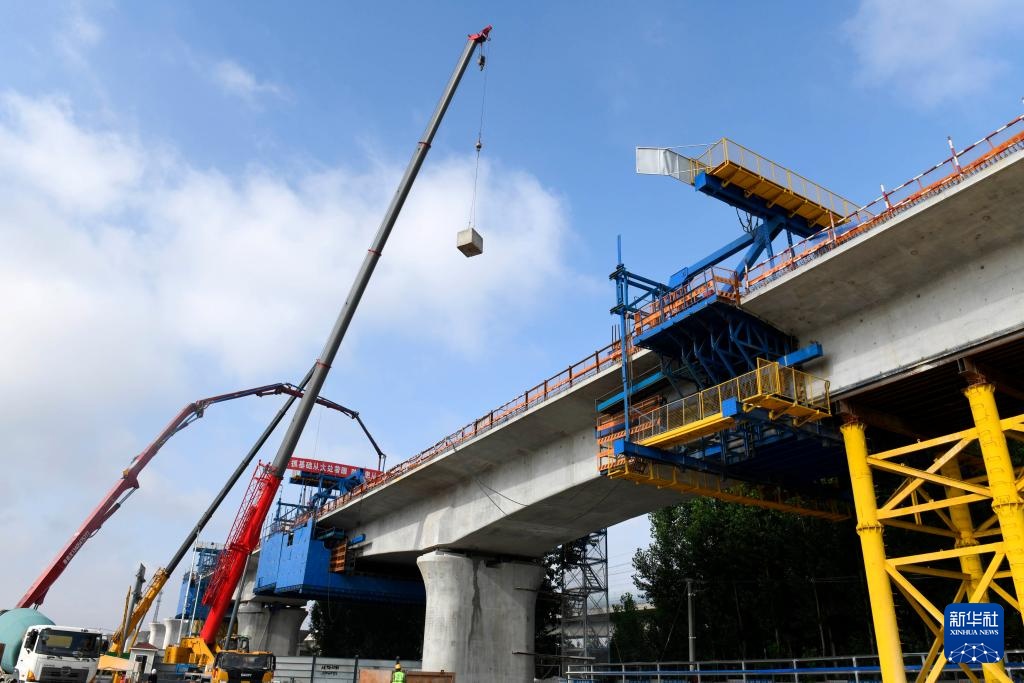 济枣高铁跨G327国道连续梁顺利合龙