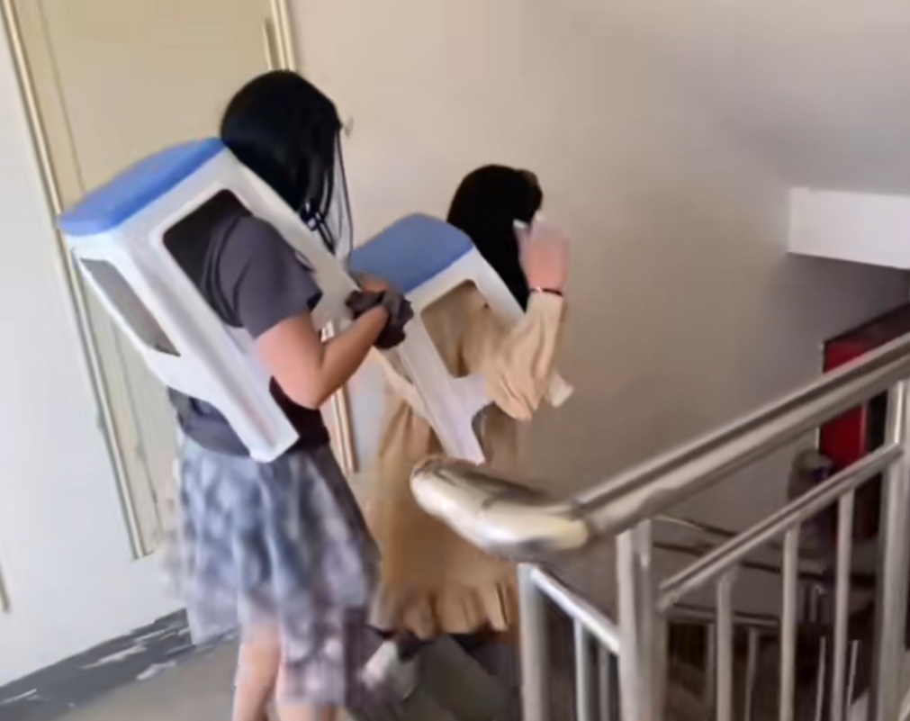 “社死”造型！俩女子头套塑料凳一路乘公交至消防站求救，看懵消防员