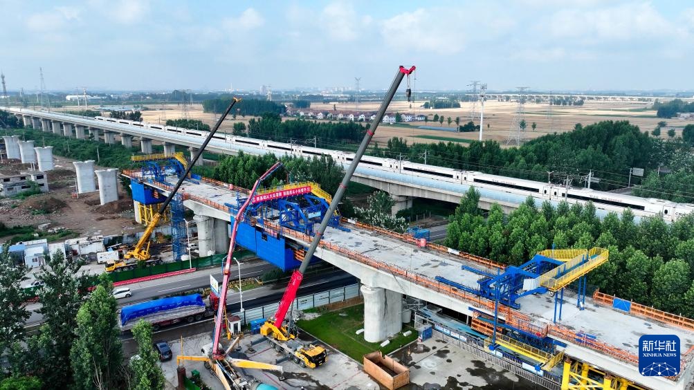 济枣高铁跨G327国道连续梁顺利合龙