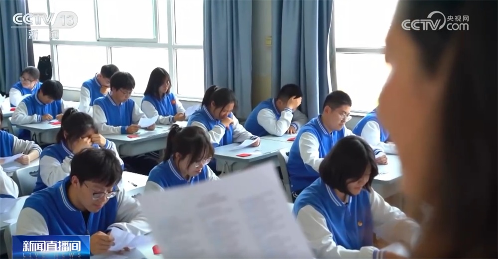 多地学校缤纷创意活动“花式”助考 为即将奔赴考场的高三学生加油鼓劲