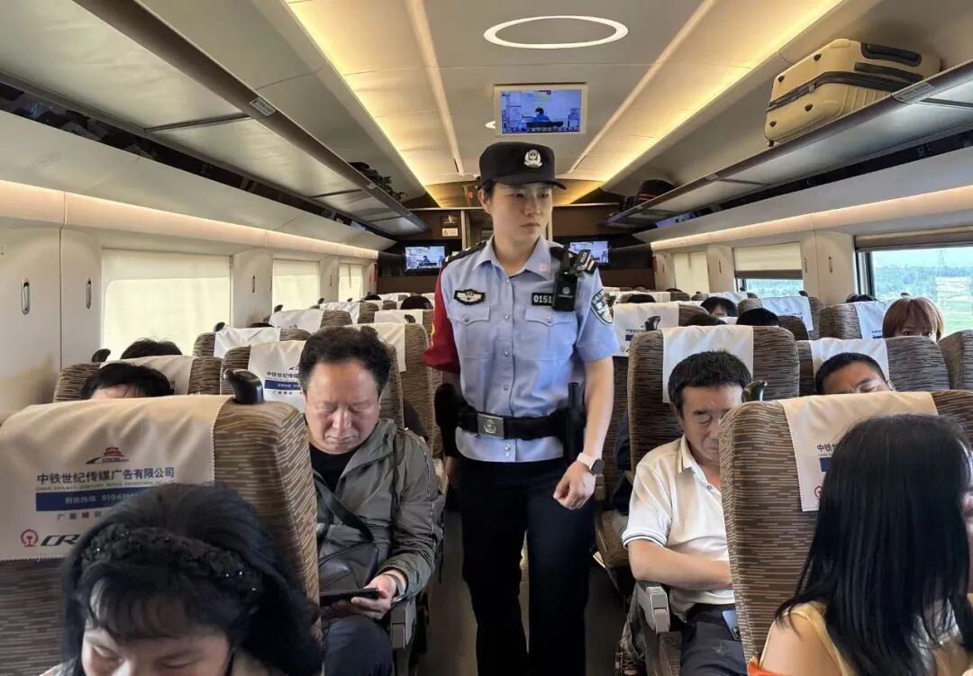 “95”后乘警鲁倩：趴地30秒救幼童