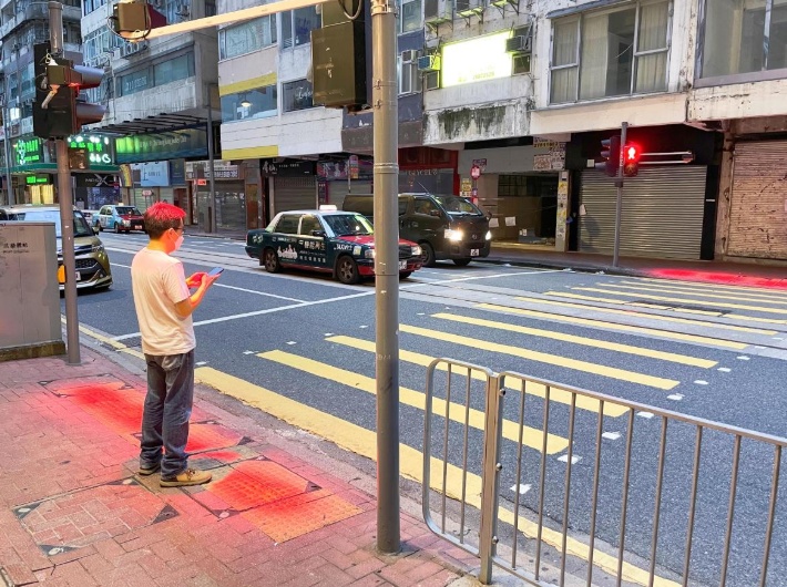 地面红光竟是防车祸“神器”！香港实测有效