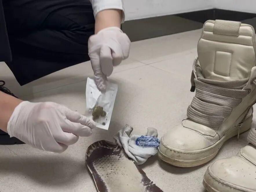 一名外籍男子经过罗湖海关时，刻意绕至远离关员的一侧，查获大麻花1包