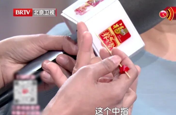 手上1个表现，你的血糖可能“失控”，两个“通络开关”掐一掐，手脚不麻、全身舒畅