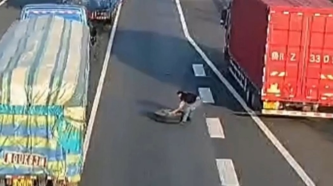 高速公路惊险一幕：路中央掉落货车轮胎，多车紧急避让 热心司机果断出手