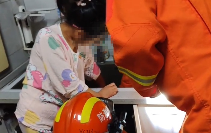 家里这个地方利如刀片！不要把手直接伸进去，别让这条红痕出现在你家娃身上