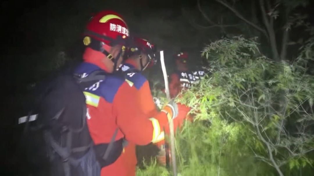 8名驴友登山被困&nbsp;消防夜间8小时搜救