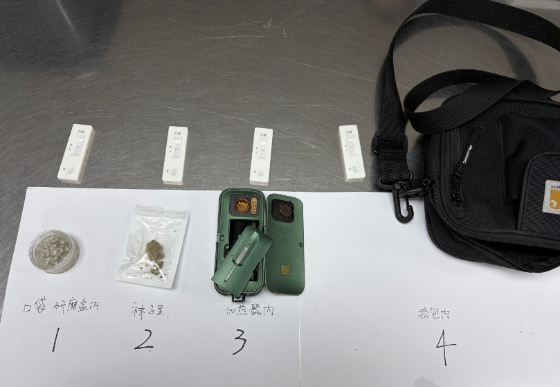 一名外籍男子经过罗湖海关时，刻意绕至远离关员的一侧，查获大麻花1包
