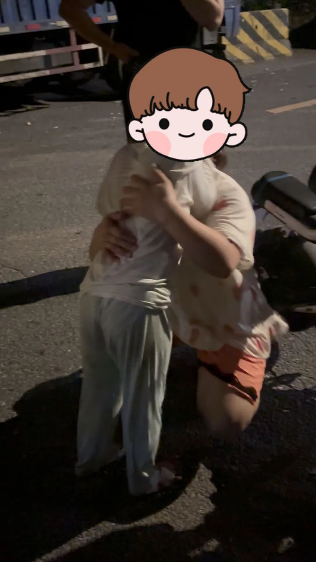 广州一自闭症男童深夜走失，赤脚躺在车流中央，热心路人一次次抱回、接力守护