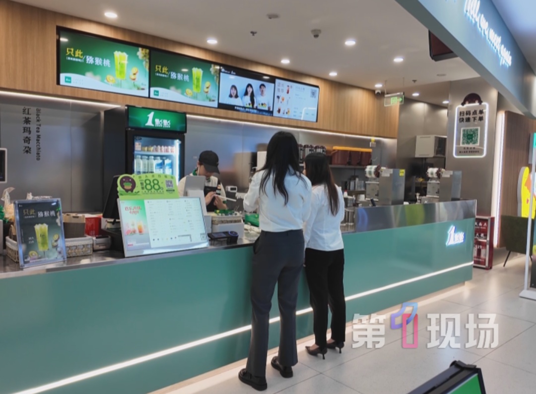 “谁对中国好，我们就对他们好！”奶茶店员工被“挂”网上，背后故事让人暖心