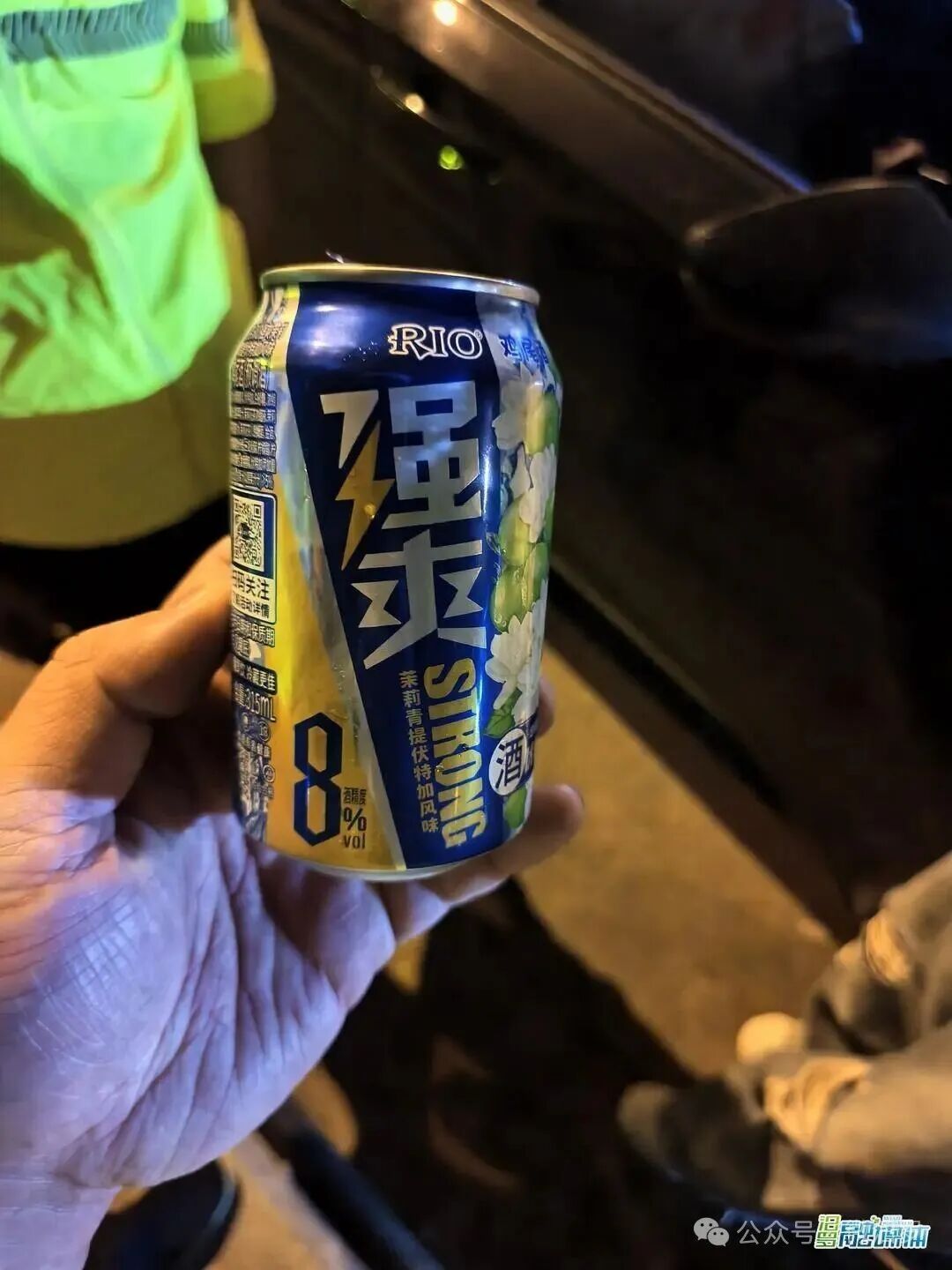 女子驾车途中喝鸡尾酒解渴被交警查获，因涉嫌酒驾，被罚款1000元、记12分