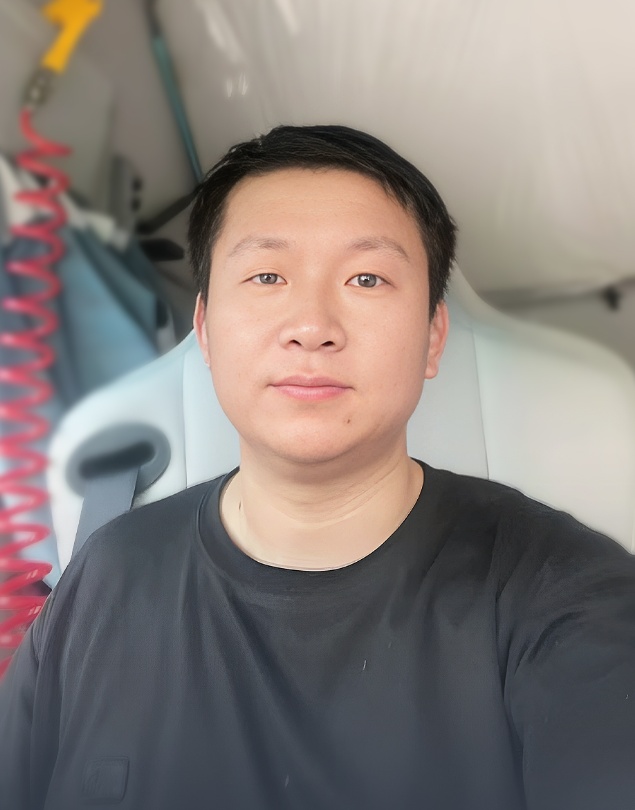 高速公路惊险一幕：路中央掉落货车轮胎，多车紧急避让 热心司机果断出手