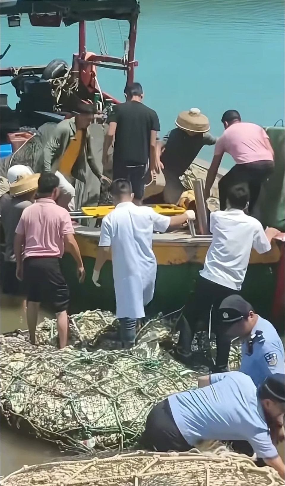 海口落水游客漂浮七天六夜被澄迈渔民救起，两地相距近50公里，靠浮标支撑吃螃蟹保命