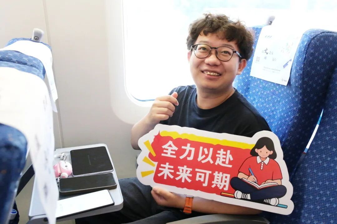 开往“顺顺顺”的D666次列车，已发车