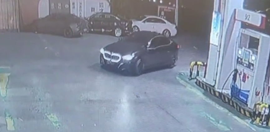 陕西咸阳无牌宝马加油逃单，结局……驾驶员行拘了；警方：他为逃单还提前卸下车牌