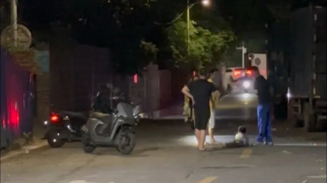 广州一自闭症男童深夜走失，赤脚躺在车流中央，热心路人一次次抱回、接力守护